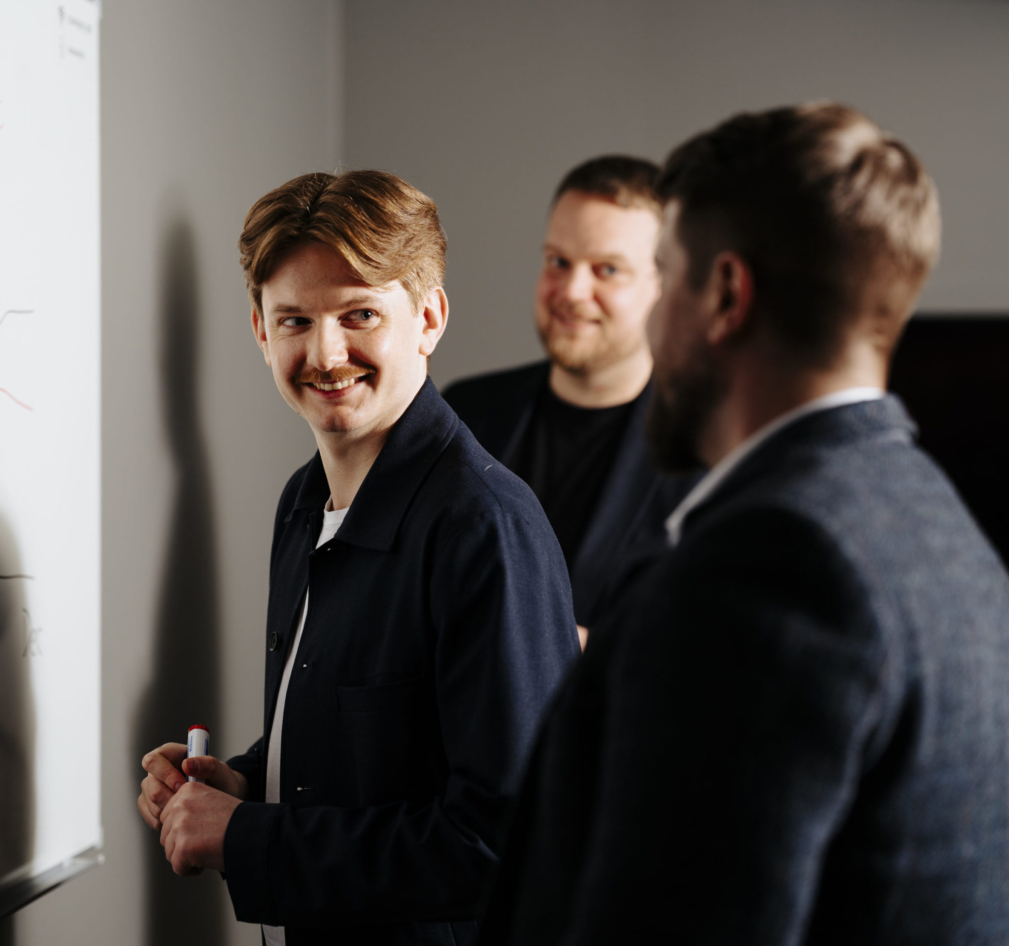 Kollegor arbetar framför en whiteboard